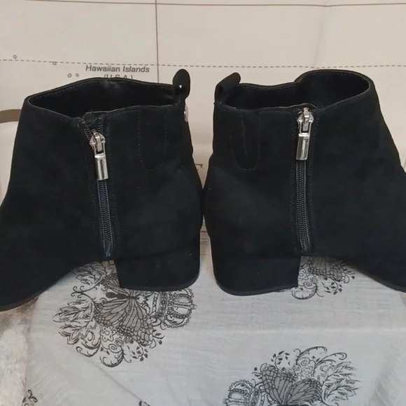 A. NEW DAY. SIZE 6.5 .Black Ankle  beautiful Boots - Picture 5 of 7